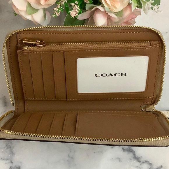 NWT- COACH- Medium Zip Around Wallet - Picture 4 of 5